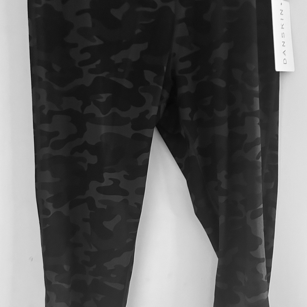 Danskin Camo Capri Leggings New With Tags